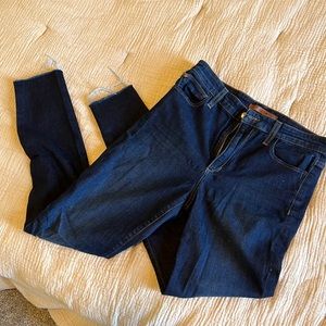 Joe’s Jeans Flawless “The Charlie” High Rise, Skinny Frayed Ankle. Size 27.